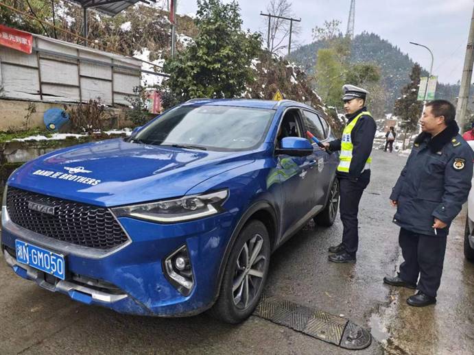 1月26日，梨溪口鄉(xiāng)綜合行政執(zhí)法隊(duì)同片區(qū)派出所開展聯(lián)合執(zhí)勤，對(duì)騎乘摩托車不佩戴安全頭盔，無牌無證、駕駛轎車不系安全帶等違法行為開展勸導(dǎo)和查處。 (4)