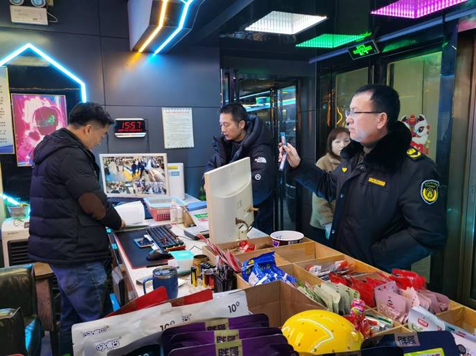 1月25日至26日，文化旅游廣電體育局副局長左桂華帶隊(duì)，市場管理股、文化綜合執(zhí)法大隊(duì)等7人參加，對(duì)轄區(qū)內(nèi)網(wǎng)吧、KTV，電子游樂場所進(jìn)行安全生產(chǎn)檢查，督促經(jīng)營場所加強(qiáng)消防安全自查及員工安全知識(shí)培訓(xùn)、演練。 (3)